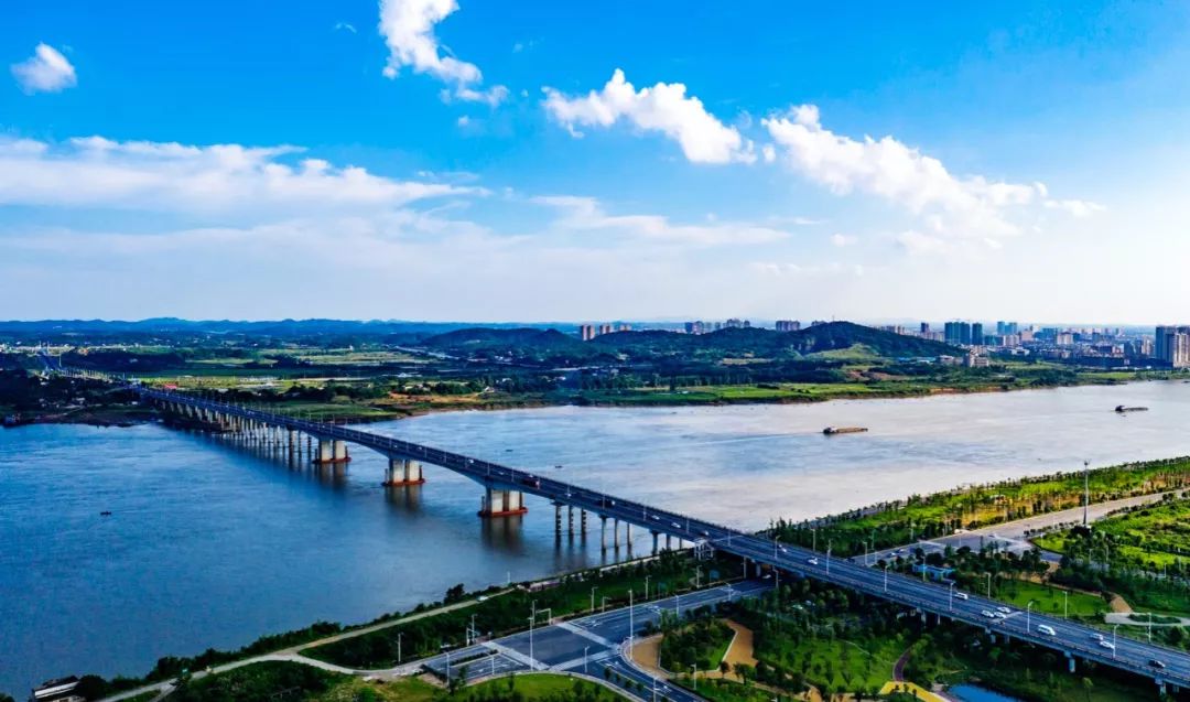 湘潭五大桥的修建,使湘潭市区与株洲城区拉近5公里,107国道东移4公里