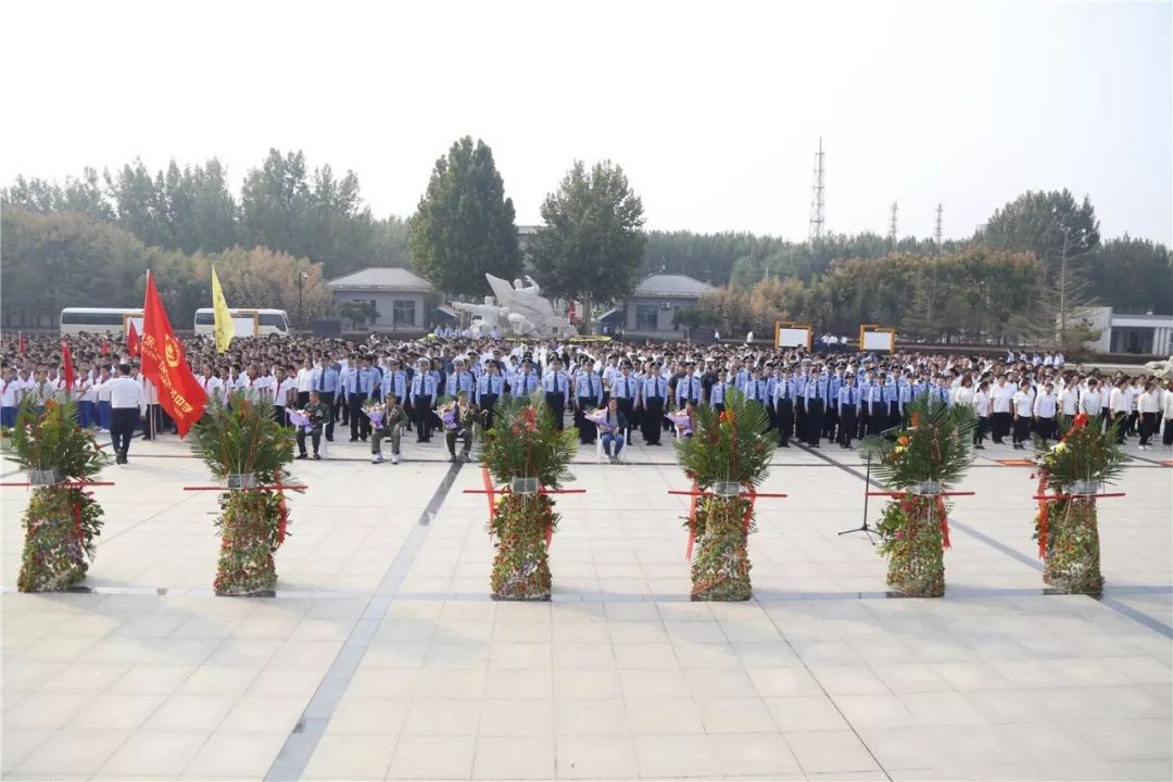 今天上午,广饶县烈士公祭仪式在县烈士陵园举行.