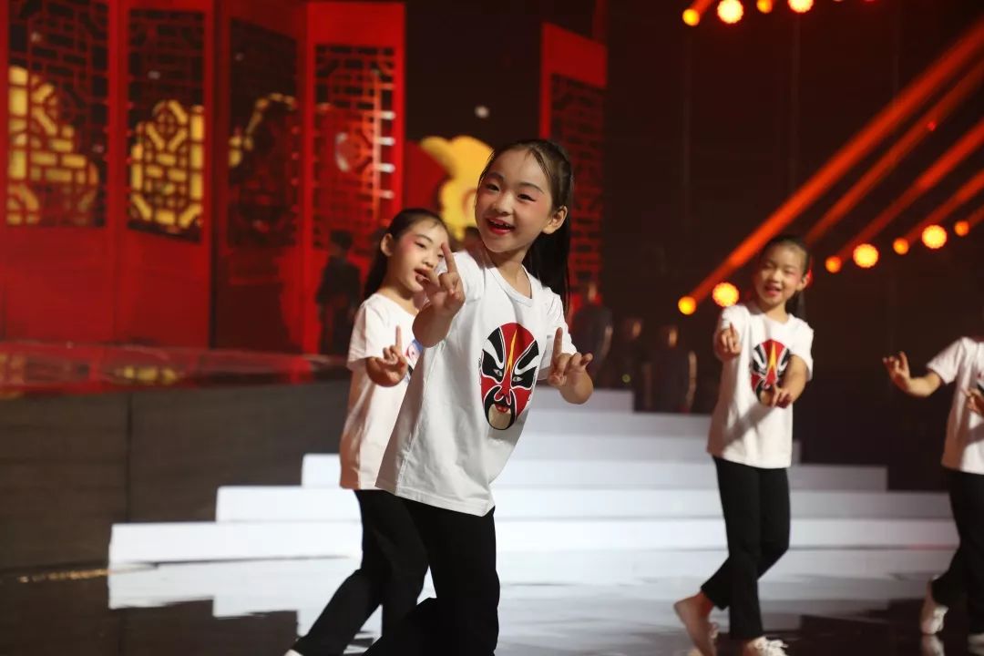 哪里可以下载歌唱祖国合唱音频 0939a8b4c2114323a0d34867f6aca3f9.jpeg