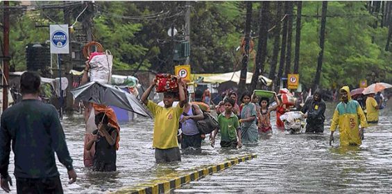 印度暴雨致80余人死亡医院被淹病房进水变小河