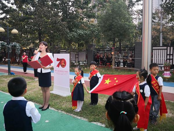巧手制作五星红旗迎国庆,中原区保利百合幼儿园殷殷爱国情感人