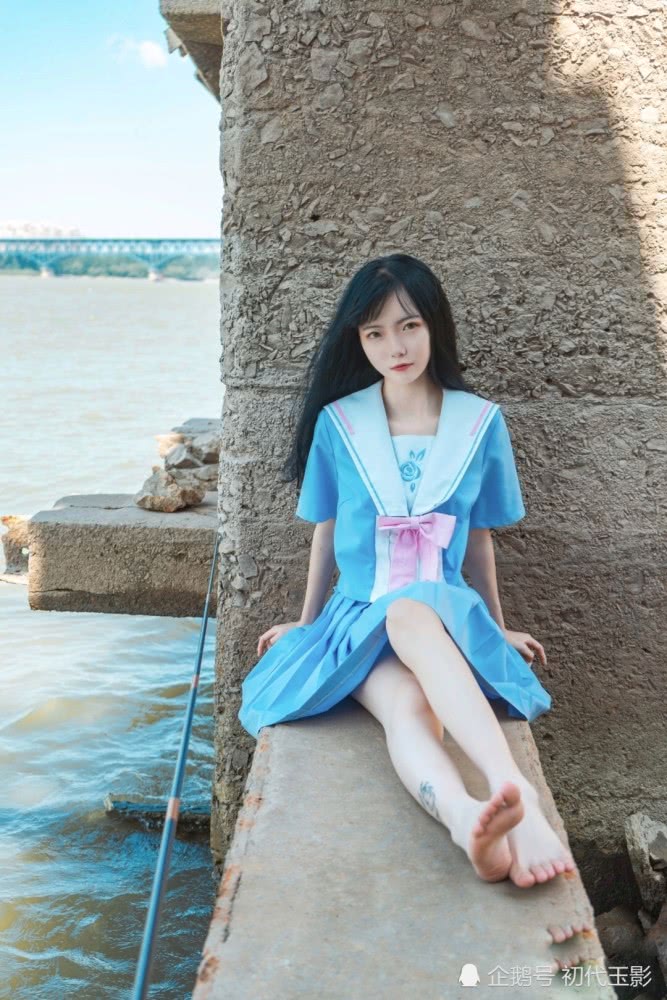 jk制服:坐在海边的蓝色裙子好看的小姐姐,沉迷腿子!