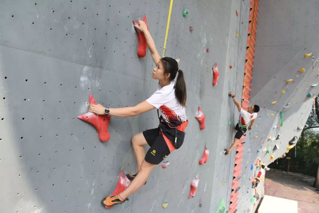 宋懿龄:2019年攀岩世界杯速度赛年度总冠军,女子速度世界纪录保持者.