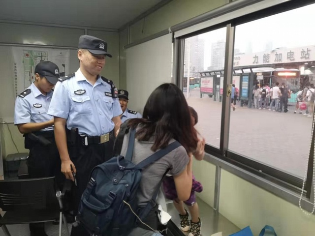 2岁男童在深圳口岸走失，边检民警30分钟寻回，妈妈喜极而泣