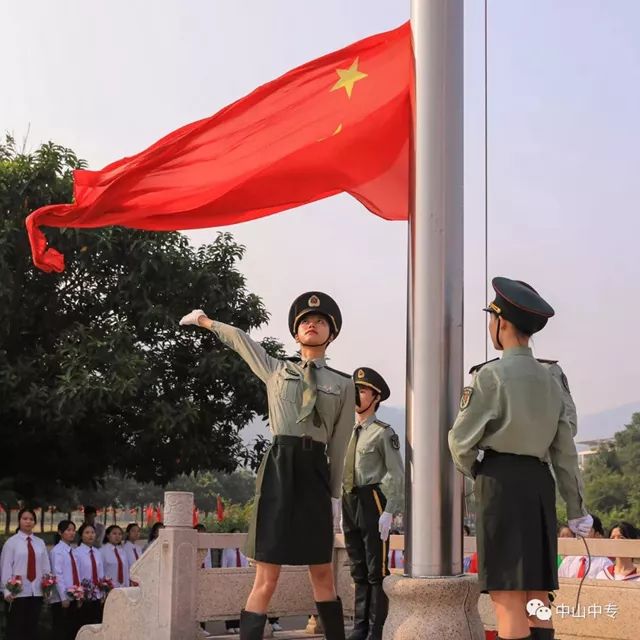 国旗护卫队用青春与活力放飞鲜艳的旗帜