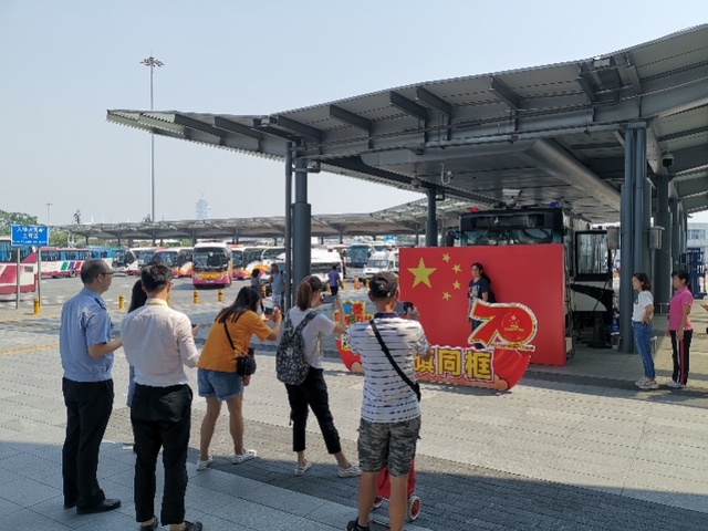 我与国旗同框！主题活动在深圳口岸举行，过关旅客纷纷打卡留影