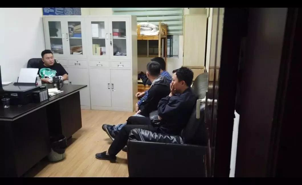 刑侦大队办公室—— 案情讨论的声音还在, 他们的围炉夜话, 只有一个