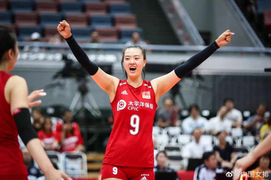 升国旗,奏国歌!中国女排十一连胜夺冠,我们该告