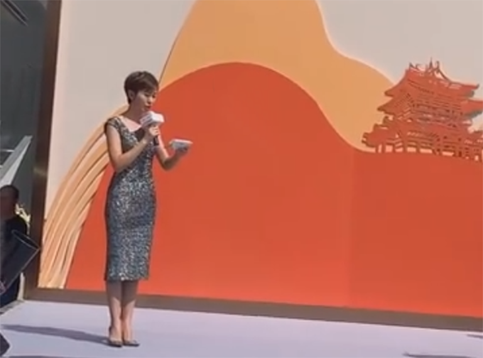 原创42岁欧阳夏丹回老家主持商场开业换下正装穿连衣裙好身材尽显