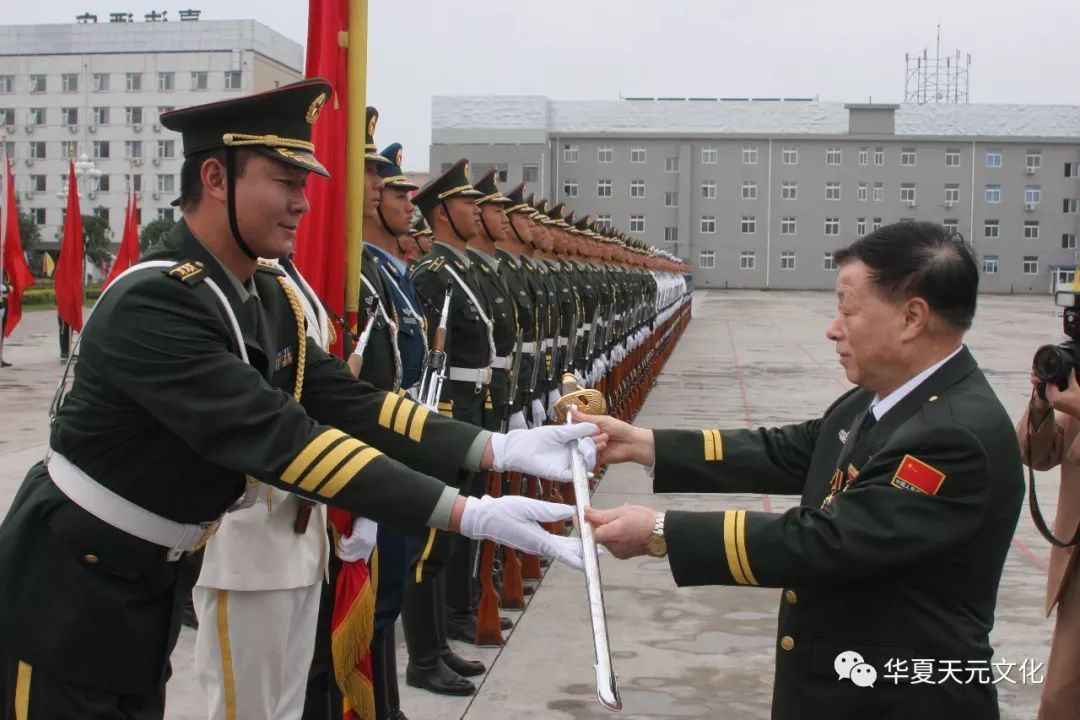 人文 | 为何三军仪仗队指挥刀不用中国传统宝剑?