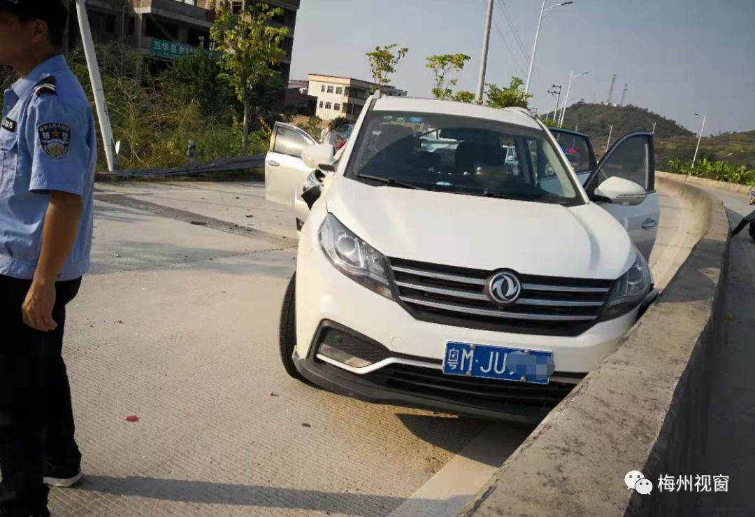 梅州发生多车追尾,现场.