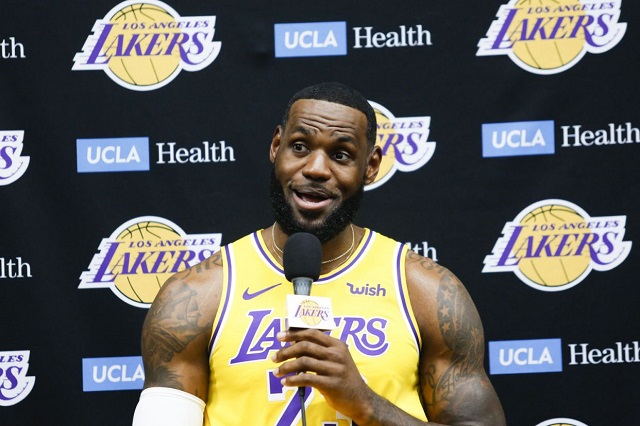 詹姆斯总冠军分别是在哪里拿的 4793c4a74cf44d779753a20cf07363bd.jpeg