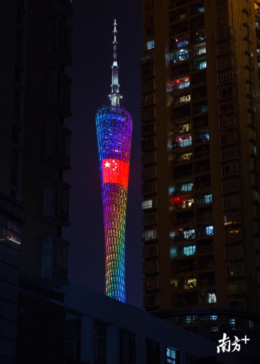 9月28日,广州塔上投映出巨幅国旗.夏宇 摄
