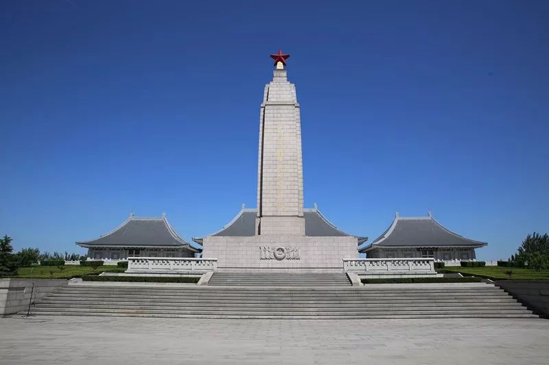 天津市烈士陵园坐落在北辰区外环线与铁东路交口处,占地100亩.