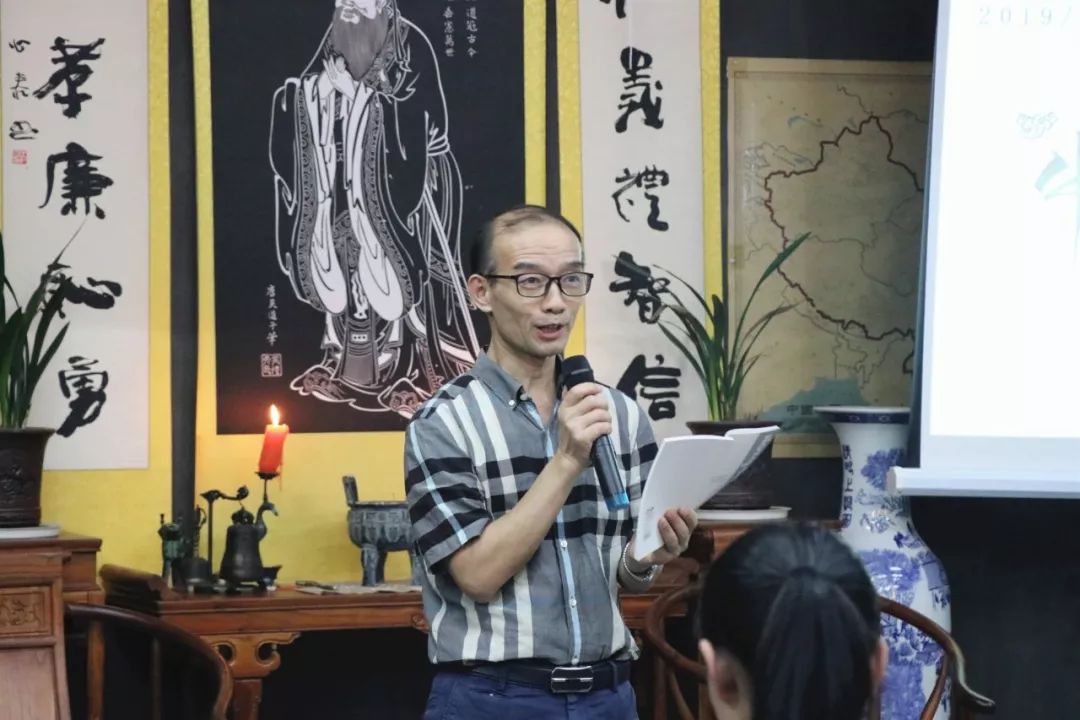 文学博士许连军(左3)作为专家评委为同学们点评打分三修国学堂堂主