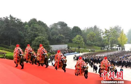 四川省举行向人民英雄敬献花篮仪式