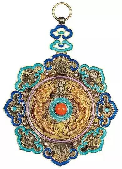 中国历史上最有代表性的徽章是大清御赐的"双龙宝星"勋章,这也是中国