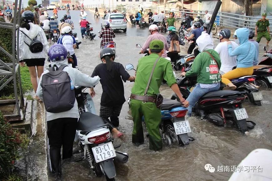 潮汐袭击越南胡志明市和芹苴市导致多地被淹