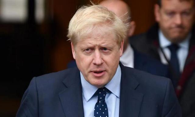 英国首相府驳斥女记者的骚扰指控，约翰逊与女友亲密牵手应对绯闻