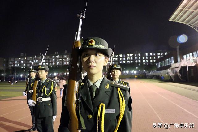 揭秘高校国旗护卫队,夏天完成升旗仪式热得衬衣能拧出水