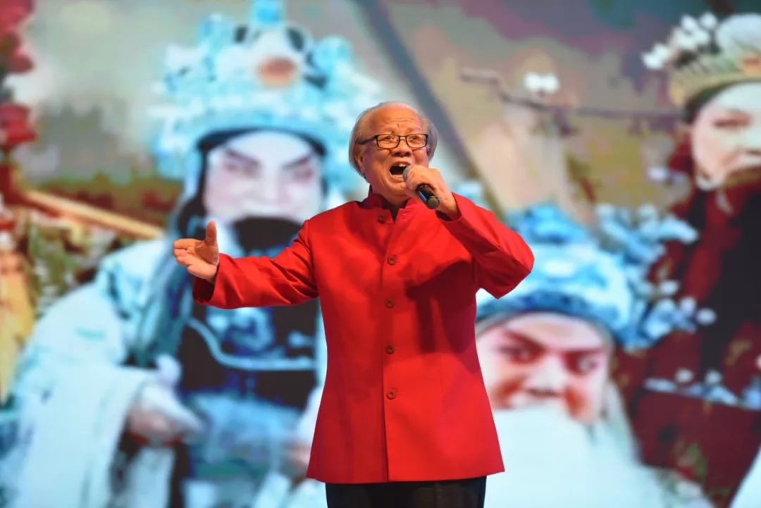 著名豫剧表演艺术家贾廷聚演唱了自己作词,作曲的戏歌《人生在世孝当