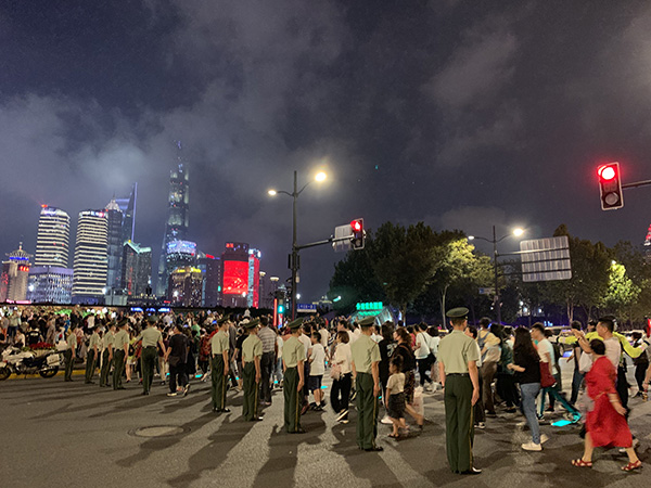 灯光秀点燃外滩国庆夜，上海警方多举措保障游人“体验最佳”