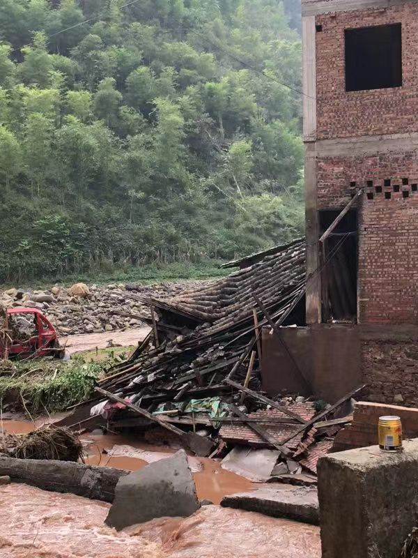 云南昭通降雨引发洪涝灾害，老人被掩埋15小时后获救
