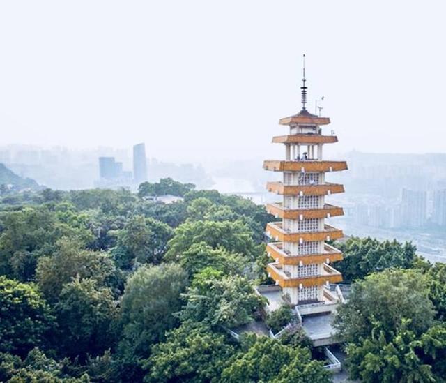 1,鹅岭公园两江楼:这是重庆早年观夜景的地方.