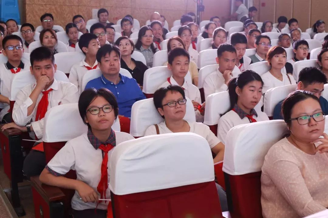 学校热点2 | 奉贤区实验中学:法治奉贤 礼赞祖国