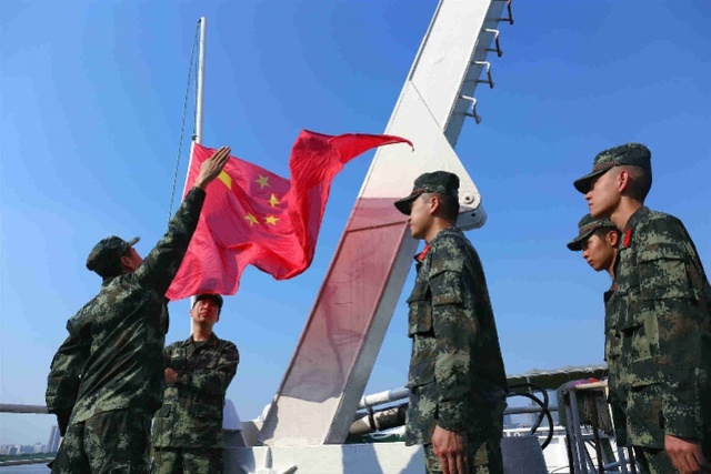 中国海警局举行升旗仪式迎国庆 官兵在南海为祖国献祝福