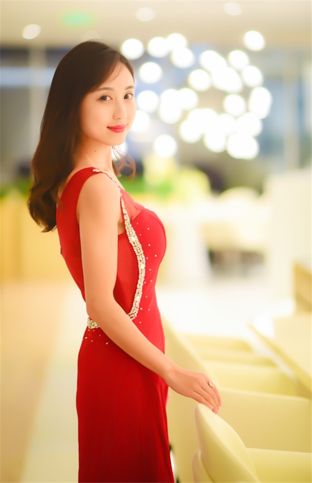 红衣女郎优雅的容颜迷人的微笑靓丽动人