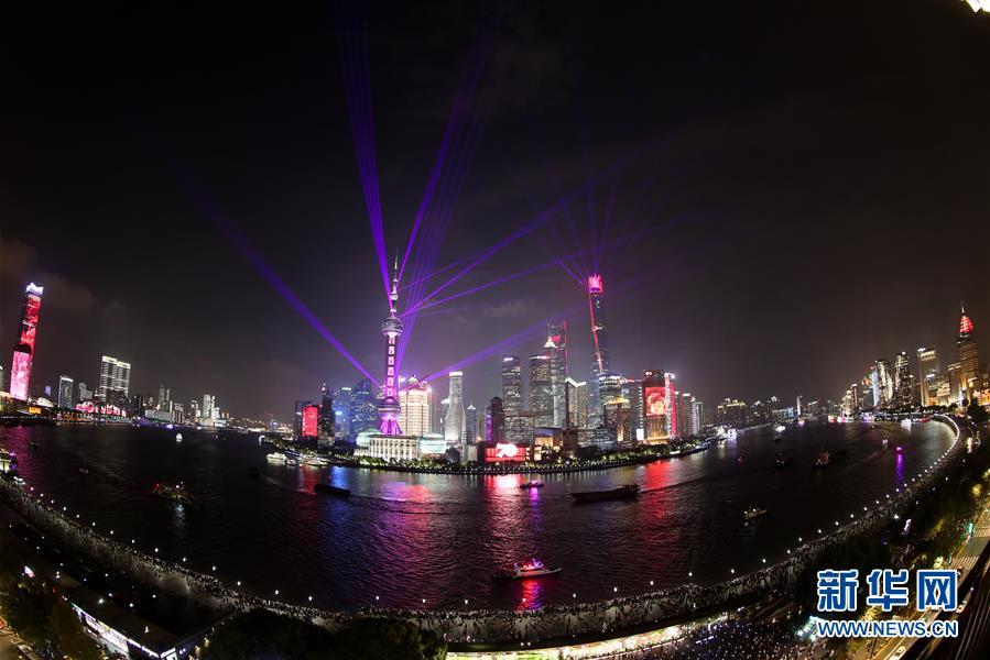 上海：灯光璀璨迎国庆