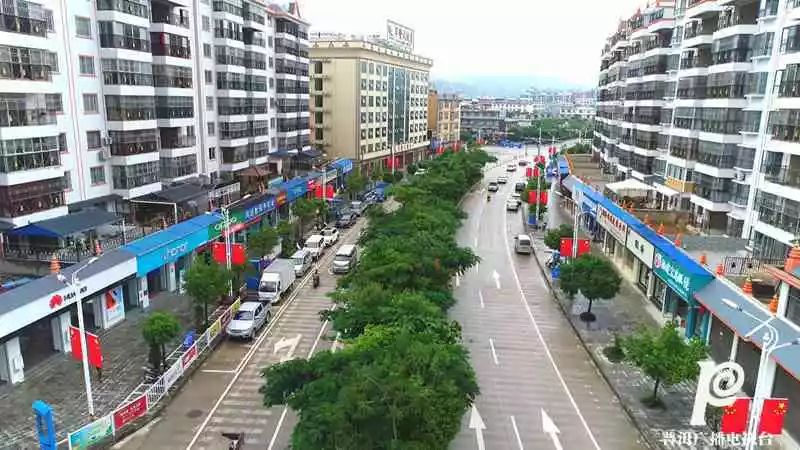 视频 上百面国旗整齐划一,让澜沧县城的街道