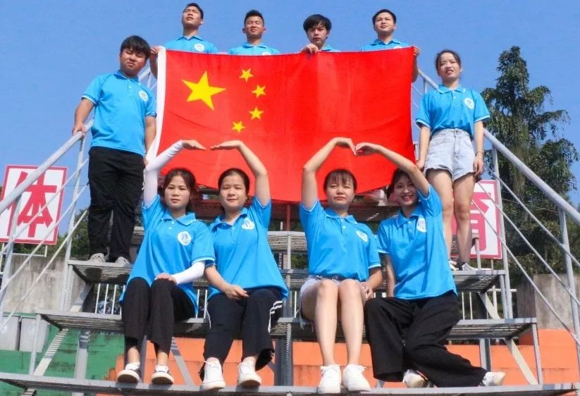 壮乡青年们和国旗合影,为祖国庆生!