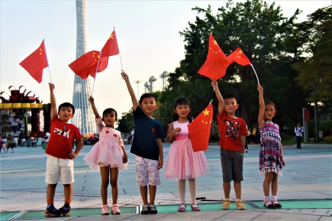 广州市儿童福利会幼儿园的小朋友们在花城广场高唱《我和我的祖国》