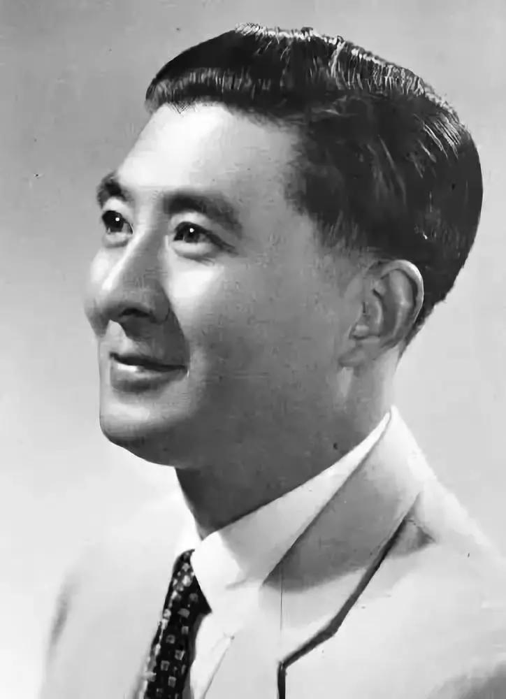 赵丹 1915年出生于江苏扬州 因家庭影响 从小喜爱喜剧 1932年加入明星