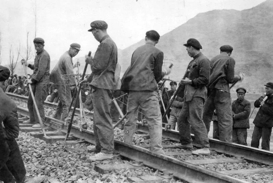 20世纪60年代以前,中国的铁路养路水平很低,铁路线路养护基本上靠的是