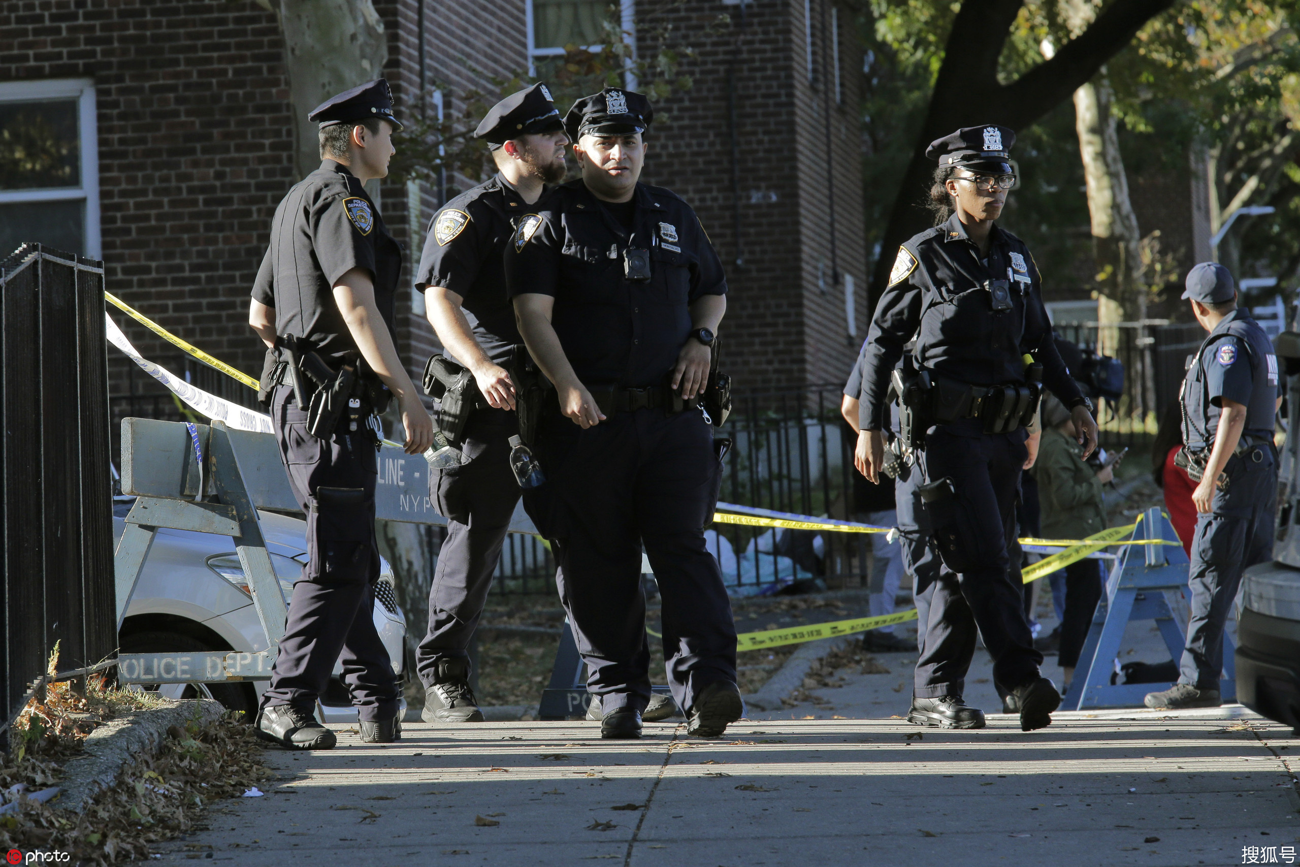 美国纽约一警察凌晨巡逻时遭枪击身亡