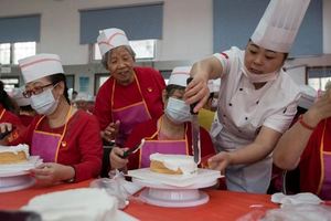 咱家的国庆|北京小南庄居民制蛋糕为老人和新中国共庆生