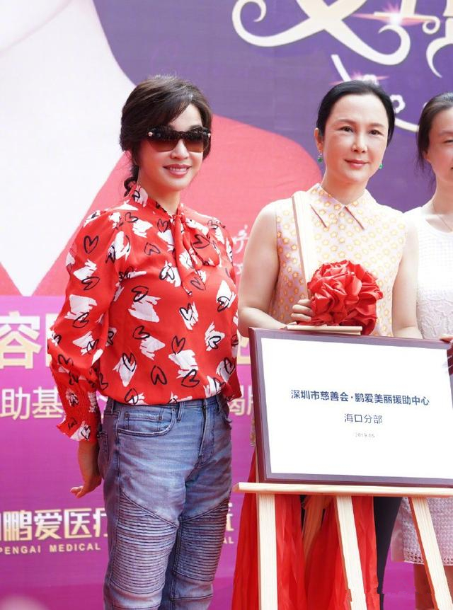 刘晓庆穿得真显高,短t搭牛仔裤比例真好,160身高穿出170的效果
