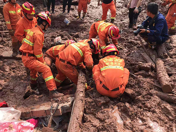 盐津山洪灾害中一失联15小时的老人获救，在缝隙中逃过一劫