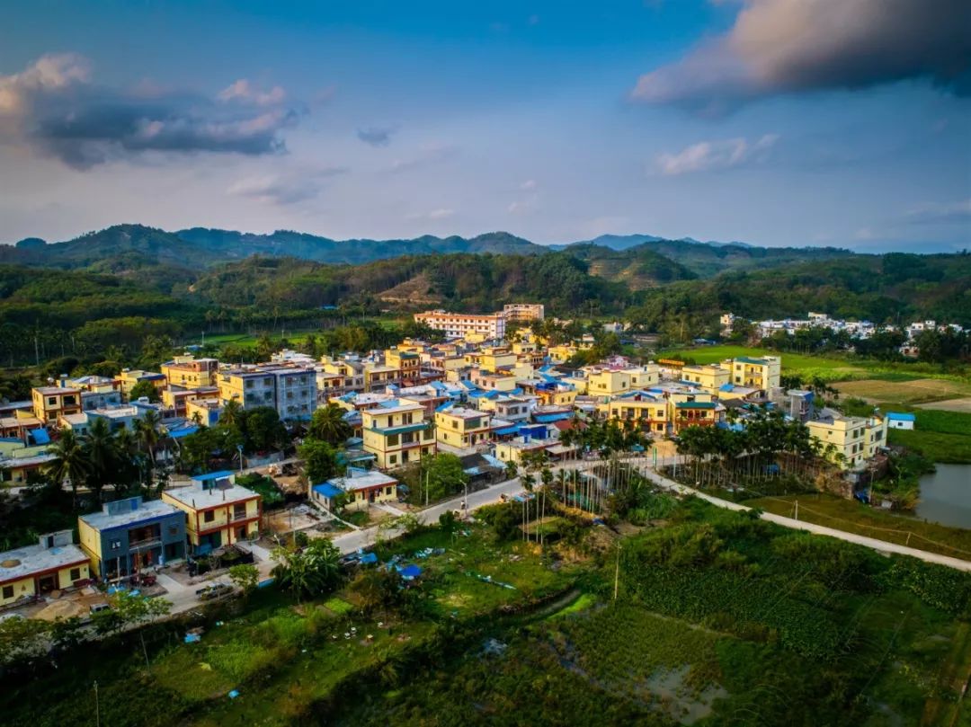 家乡美家乡富海南琼中勾画山村富美图