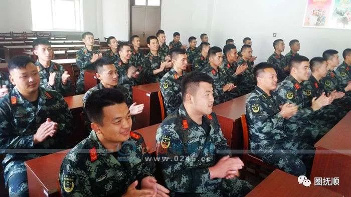 抚顺武警支队战士收看阅兵 群情激昂表示坚决服从党的