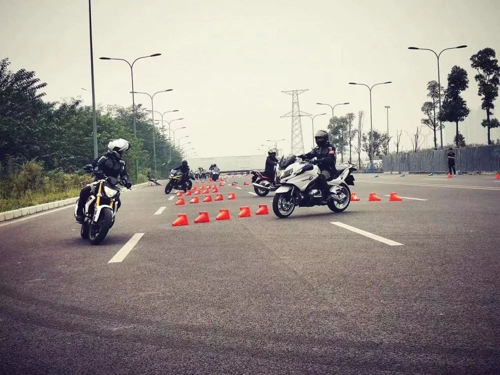 体验日--行驶技巧讲解 bmw摩托车顶尖的骑行官任伟卓和"一休"两位