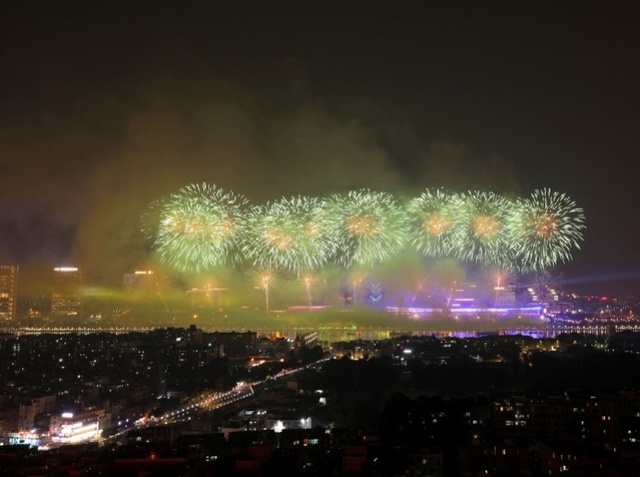 焰火在空中变幻出各种不同造型,时而是高空中竞相追逐的闪光礼花