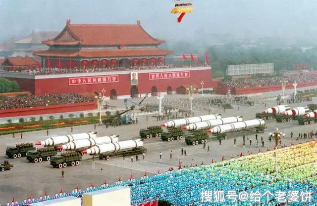 回首往昔国庆节19492019新中国70年阅兵的对比