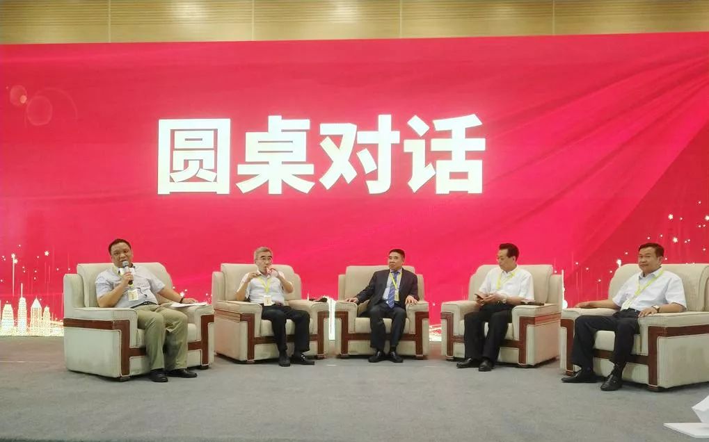 中国房地产业协会会长冯俊(左二) 与冯旭东,王运周,王俊钦,林雅华等