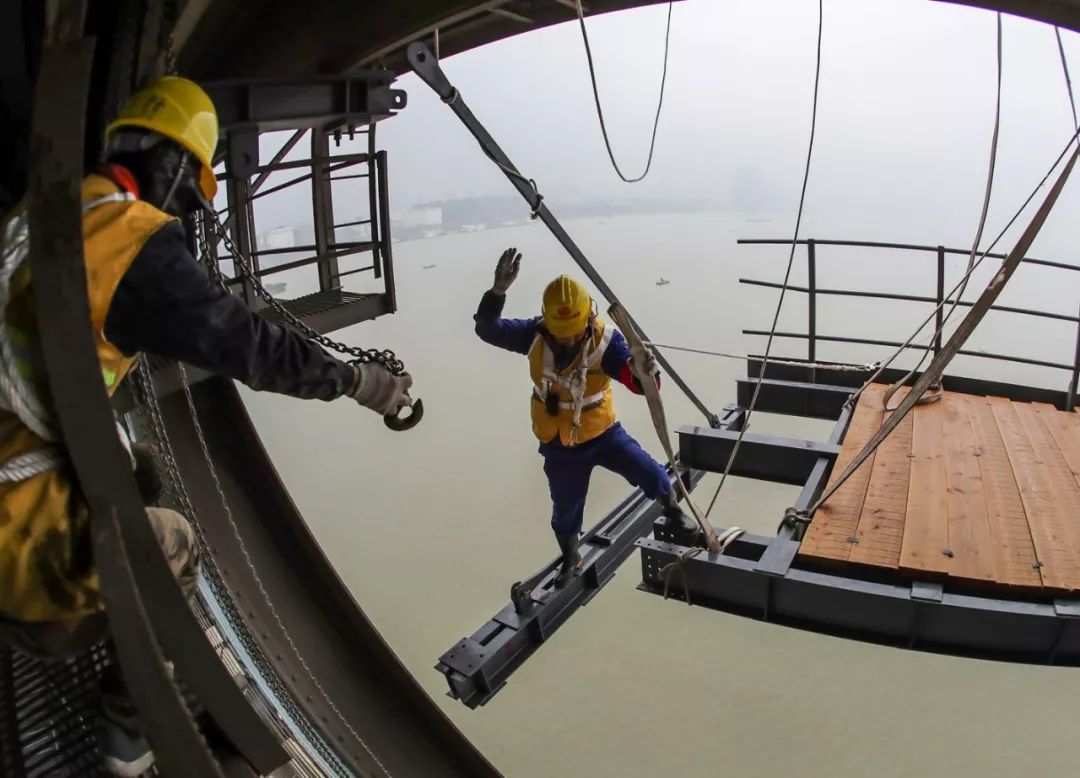 壮丽70年向大桥建设者致敬