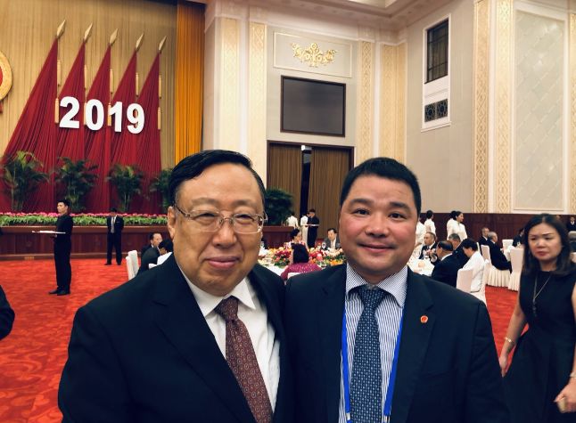 陈仲伟旅意大利华侨我记得我出国前，周围人很多都还在为温饱问题发愁，