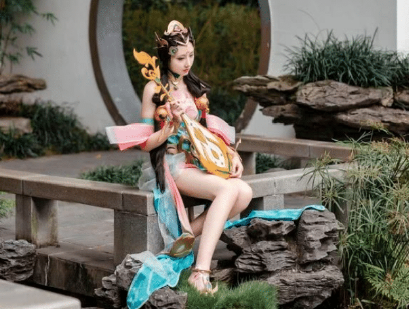 王者荣耀女玩家cos杨玉环有谁注意手中的琴